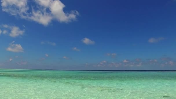 Romantische Textur eines erholsamen Inselstrandurlaubs mit blaugrüner Lagune und weißem Sandhintergrund in der Nähe von Wellen — Stockvideo