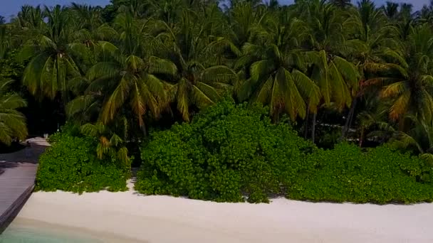 Sunny turizmus gyönyörű tengerparti strand szünet sekély óceán fehér homok háttér közelében zátony — Stock videók