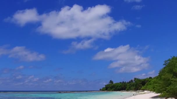 Romantyczna turystyka relaksującej plaży turystycznej styl życia przez błękitną wodę z białym, piaszczystym tle w pobliżu piaskownicy — Wideo stockowe