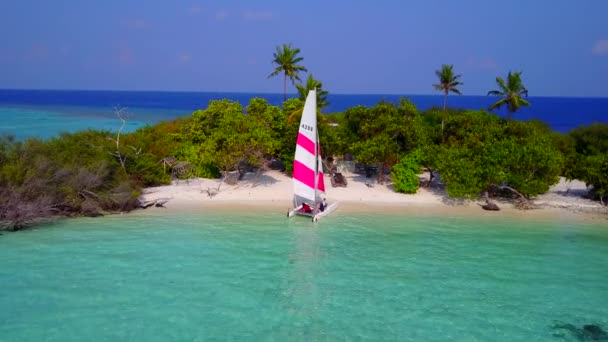 Naturaleza cálida de hermosa isla playa romper por laguna verde azul con fondo de arena blanca cerca de la barra de arena — Vídeos de Stock