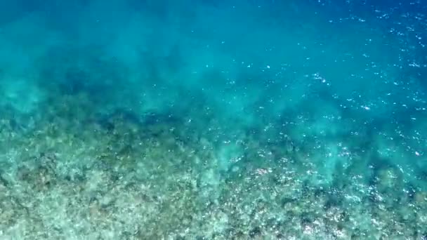 Tagsüber Landschaft der tropischen Küste Strandurlaub am blauen Meer mit weißem Sand Hintergrund in der Nähe von Riff — Stockvideo