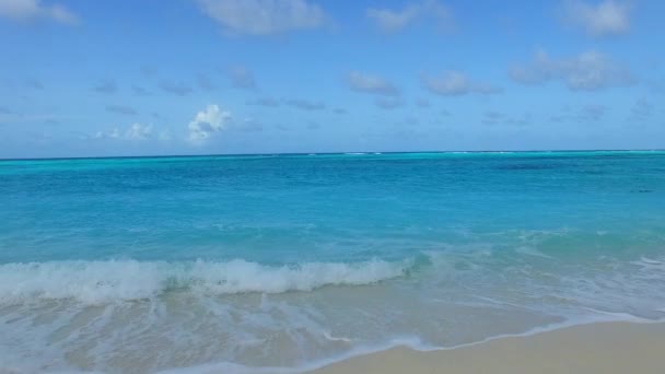 Κοντινό πλάνο αφηρημένη όμορφη παραλία ταξίδι με μπλε λιμνοθάλασσα με λευκή άμμο φόντο κοντά surf — Αρχείο Βίντεο