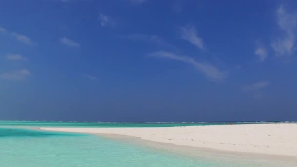 Paisaje de verano de hermoso viaje a la orilla del mar por el océano azul aqua y fondo de arena blanca cerca de las olas — Vídeos de Stock