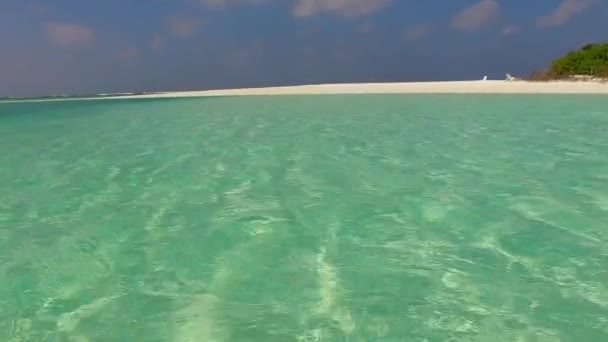 Résumé ensoleillé de lagon idyllique plage temps par océan bleu avec fond sablonneux blanc près du banc de sable — Video