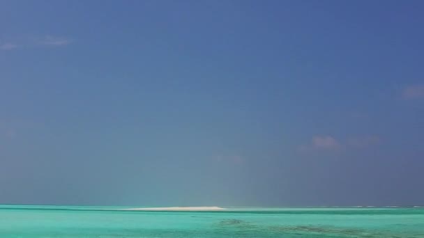 Zomer landschap van exotische toeristische strand levensstijl door aqua blauwe oceaan en wit zand achtergrond in zonlicht — Stockvideo