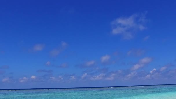 Cielo diurno di lusso costa spiaggia avventura da acqua blu con sfondo di sabbia bianca alla luce del sole — Video Stock