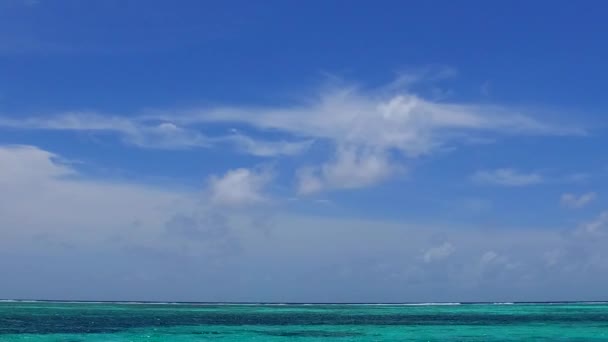 Overdag toerisme van de zee toeristische strand breken door blauw groene zee met witte zandachtergrond in de buurt palmen — Stockvideo