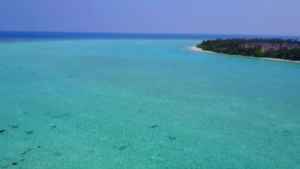 Amplio ángulo turístico de lujo resort playa viaje por laguna transparente con fondo de arena blanca antes del atardecer — Vídeos de Stock