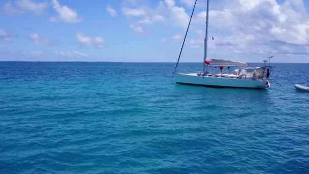 Copia spazio viaggio di tranquilla costa spiaggia fauna selvatica da acqua blu oceano e sfondo di sabbia bianca vicino a banco di sabbia — Video Stock