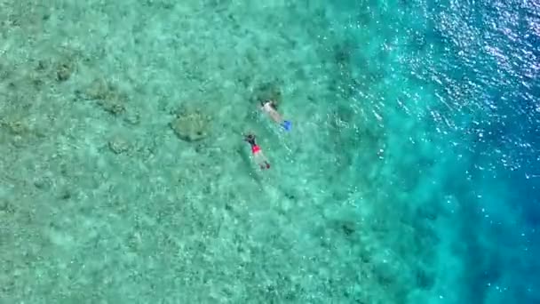 Paysage marin grand angle de luxe bord de mer plage aventure par mer bleue et fond de sable blanc près de surf — Video