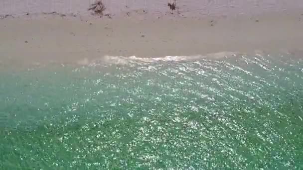 Amplo ângulo paisagem de idílica lagoa praia férias por aqua mar azul com fundo de areia branca perto de restinga — Vídeo de Stock