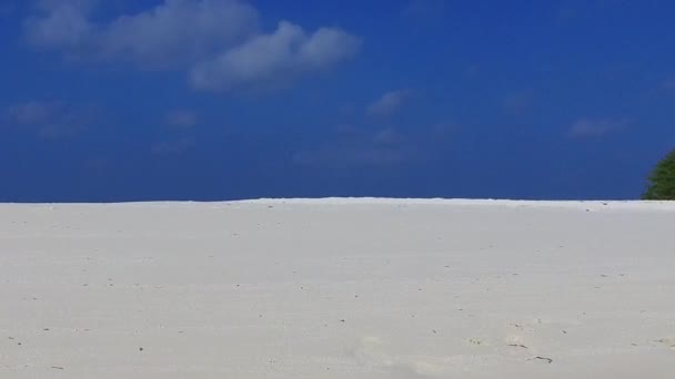 透明水と波の近くの白い砂の背景によって美しいリゾートビーチの休憩の空の風景 — ストック動画