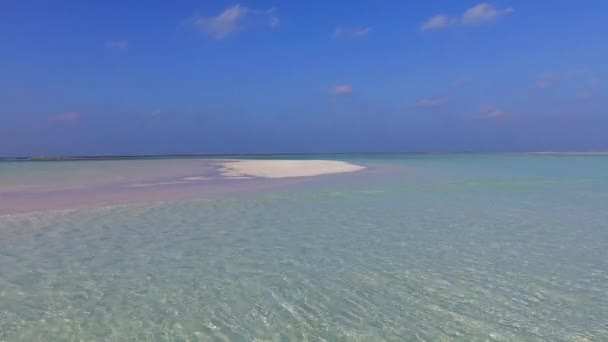 Paisaje soleado de paraíso isla playa fauna por mar azul y fondo de arena blanca cerca del complejo — Vídeos de Stock