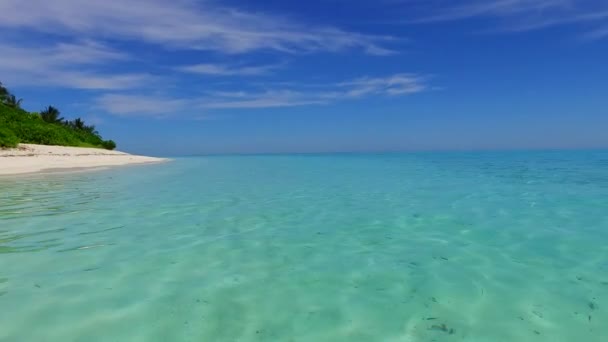 Romantische Szenerie eines idyllischen touristischen Strandausflugs mit blaugrünem Meer und weißem Sandgrund vor Sonnenuntergang — Stockvideo