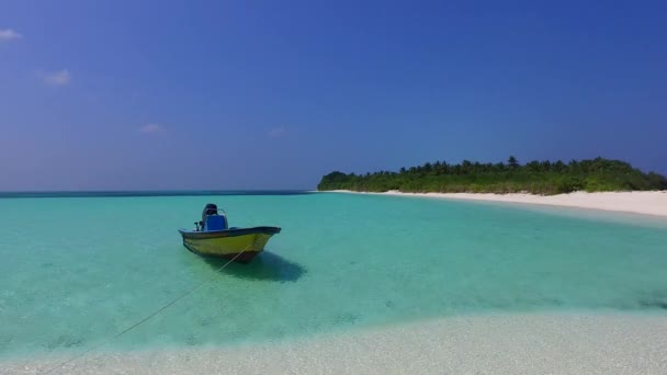 Textura ensolarada de viagem de praia perfeita baía por mar raso com fundo de areia branca perto de ondas — Vídeo de Stock