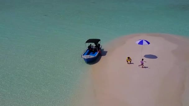 サンゴ礁の近くに浅い海と明るい砂の背景による豪華な島のビーチブレイクの昼間の風景 — ストック動画