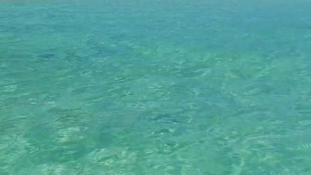 Mavi okyanus ve kumsal kenarındaki beyaz kumlu arka planda mükemmel tatil beldesi manzarası — Stok video