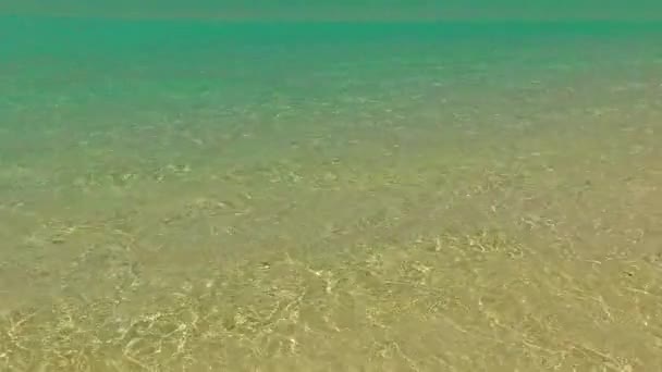 在珊瑚礁附近的蓝色绿色泻湖和白色沙地背景下的奇异海岸线的夏季海景 — 图库视频影像