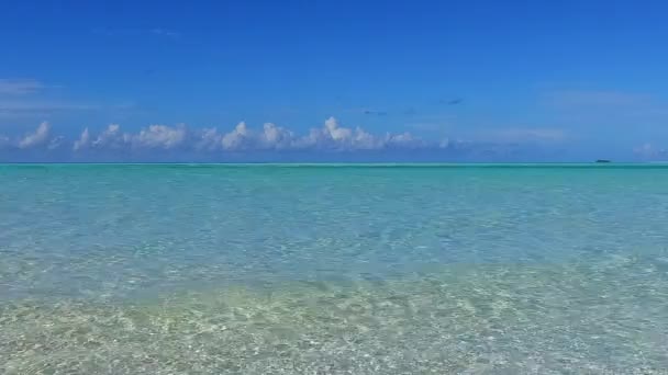 Verão natureza da ilha exótica praia estilo de vida por lagoa azul-turquesa com fundo de areia branca perto de ondas — Vídeo de Stock