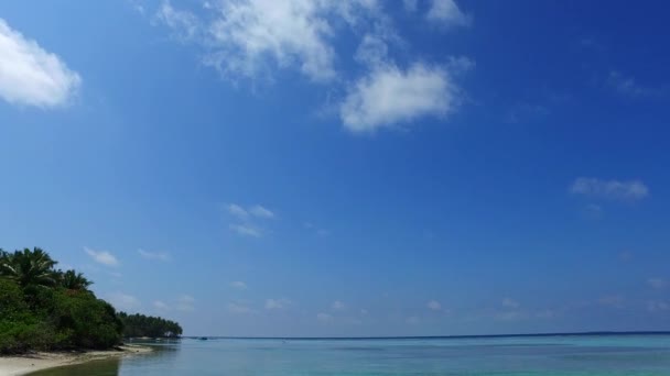 Natura soleggiata di tranquilla baia viaggio in spiaggia da oceano trasparente con sfondo di sabbia brillante vicino alla barriera corallina — Video Stock