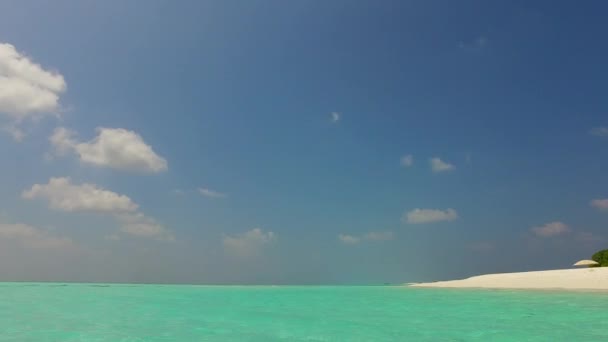 Ciepła faktura idealnego wypoczynku czas plaży przez płytkie morze z białym, piaszczystym tłem w pobliżu palm — Wideo stockowe