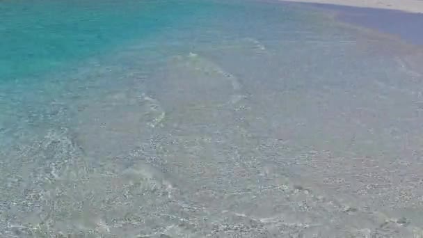 Романтические пейзажи экзотических береговой линии путешествие на пляж сине-зеленое море и белый песок фон рядом с рифом — стоковое видео