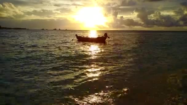 Warm abstract van ontspannen resort strand avontuur door turquoise zee met wit zand achtergrond in zonlicht — Stockvideo