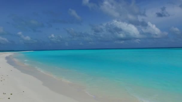 Panorama ensolarado de viagem de praia resort de luxo por água limpa com fundo de areia branca perto de surf — Vídeo de Stock