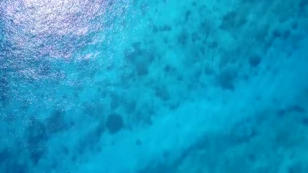 Dzienny streszczenie spokojnej linii brzegowej plaży wakacje przez aqua niebieski ocean i czyste, piaszczyste tło po wschodzie słońca — Wideo stockowe