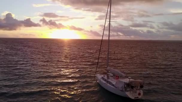 Tomma landskap av vacker ö strand livsstil av blått vatten med ren sand bakgrund nära sandbar — Stockvideo