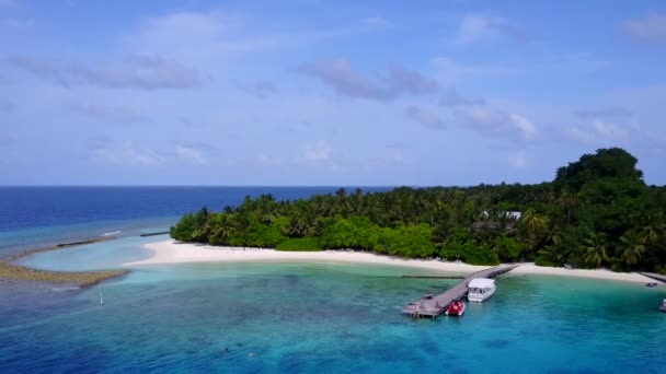 Podróż lotnicza relaksującej laguny plaża podróż przez błękitne morze z białym, piaszczystym tle — Wideo stockowe