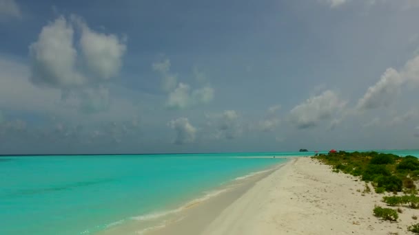 Naturaleza de verano del idílico viaje a la playa del complejo por el océano verde azul con fondo de arena blanca después del amanecer — Vídeos de Stock