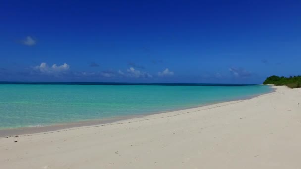 Копіювати простір декорації екзотичних пляжних пригод на блакитному океані з білим піском фону на сонячному світлі — стокове відео