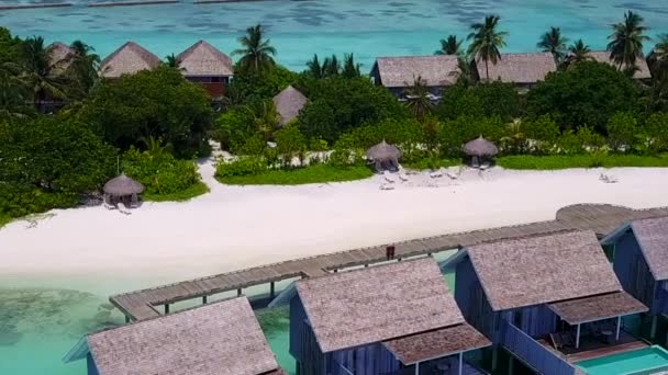 Solig resa av lyx havsutsikt strandresa med transparent lagun med vit sand bakgrund nära sandbar — Stockvideo