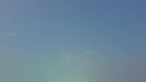Sonnige Landschaft der paradiesischen Insel Strandabenteuer durch türkisfarbenes Meer mit weißem Sand Hintergrund in der Nähe des Resorts — Stockvideo