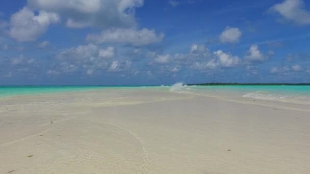 Letecký drone cestovní ruch luxusní resort pláž životní styl podle modrého oceánu s bílým pískem pozadí — Stock video