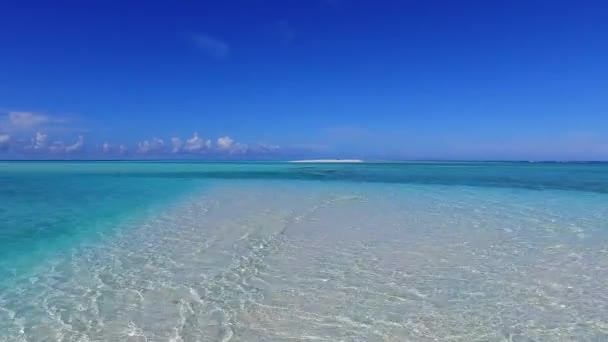 Viaggi vuoti di bella laguna vacanza al mare da mare limpido e sfondo di sabbia bianca alla luce del sole — Video Stock