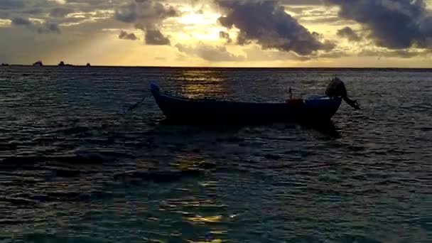 Romantisch panorama van luxe lagune strand reis door turquoise lagune met witte zand achtergrond in de buurt van zandbank — Stockvideo