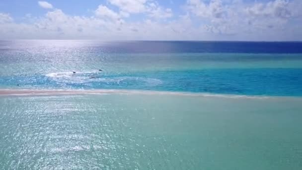 Копируйте космическую природу роскошного пляжного приключения на голубой воде и чистом песчаном фоне возле песчаника — стоковое видео