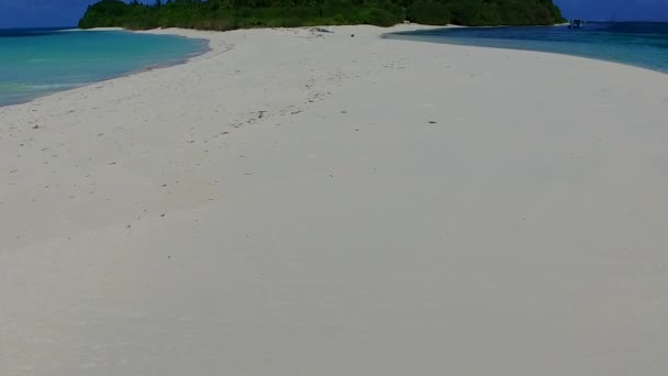 Sunny ταξίδια χαλαρωτικό νησί παραλία τρόπο ζωής από μπλε πράσινα νερά με καθαρή αμμώδη φόντο κοντά στο θέρετρο — Αρχείο Βίντεο