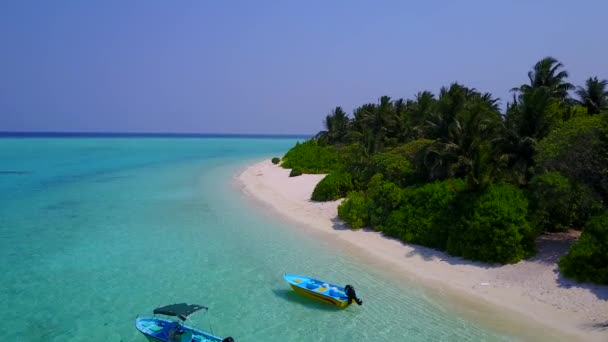 Drone antenne landschap van idyllische kust strand breken door blauwe oceaan met heldere zandachtergrond — Stockvideo