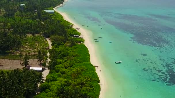 Sonnige Textur der exotischen Küste Strandausflug durch klares Meer mit sauberem Sandhintergrund im Sonnenlicht — Stockvideo