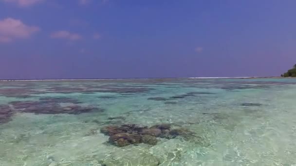 Солнечная панорама тропического побережья, путешествие по мелкому морю с белым песком на заднем плане перед закатом — стоковое видео