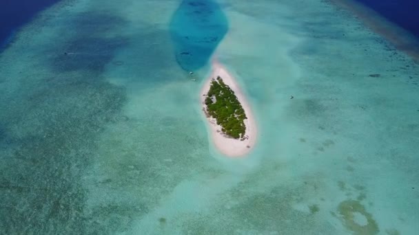 Soligt resande av marina ön strandresa med blått hav med vit sand bakgrund i solljus — Stockvideo