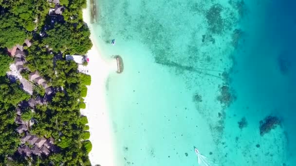 Drone vista scenario di perfetto viaggio spiaggia riva da laguna blu e sfondo di sabbia bianca — Video Stock