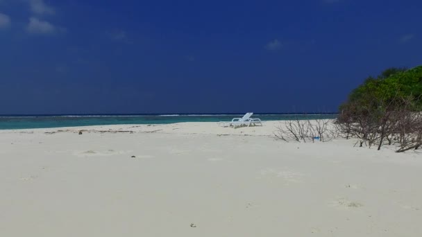 Slunečný cestovní ruch exotické pobřeží pláž životní styl mělké laguny s jasným písečným pozadím před západem slunce — Stock video