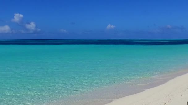 Amplio ángulo abstracto de vacaciones de playa de la bahía del paraíso por el océano azul con fondo arenoso brillante antes del atardecer — Vídeos de Stock