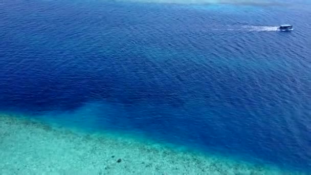 Warme natuur van rustige strand reis door heldere oceaan met heldere zandachtergrond in de buurt van zandbar — Stockvideo