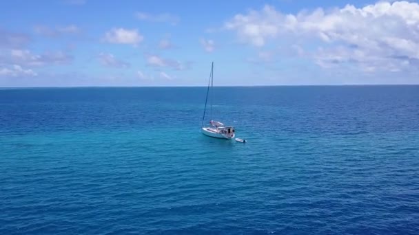 파랗고 푸른 물과 파도 근처에 있는 하얀 모래사장을 따라 텅 비어 있는 이색적 인 해변 여행 — 비디오