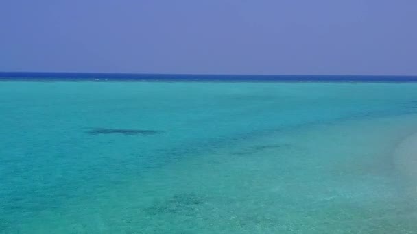 Drone uitzicht natuur van ontspannen strand breken door ondiepe lagune en wit zand achtergrond — Stockvideo